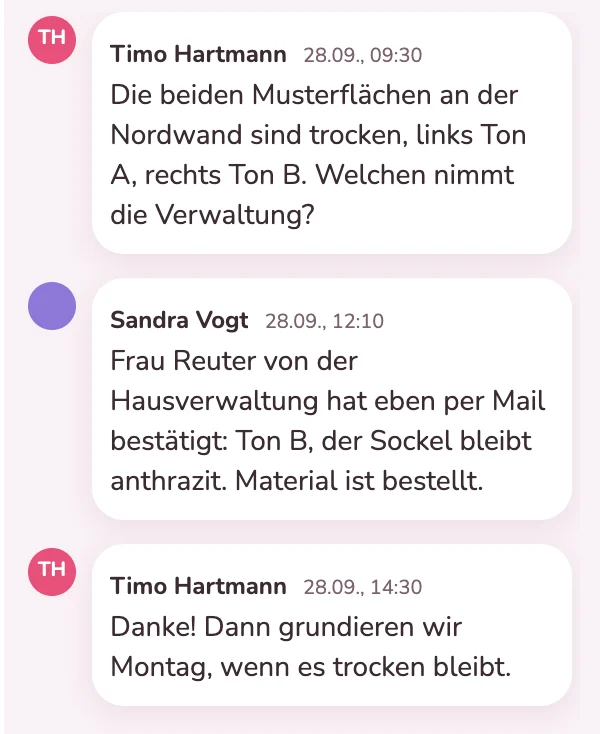 Vorarbeiter und Büro stimmen den Farbton einer Fassade an der Auftragskarte ab