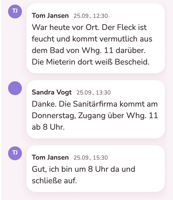 Abstimmung zwischen Hausmeister und Verwaltung an der Karte eines Wasserschadens