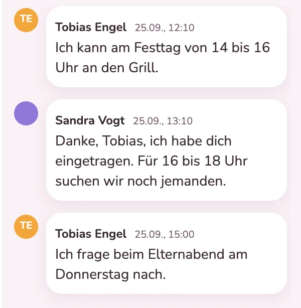 Ein Helfer und die Festleitung stimmen die Schichten an der Karte ab