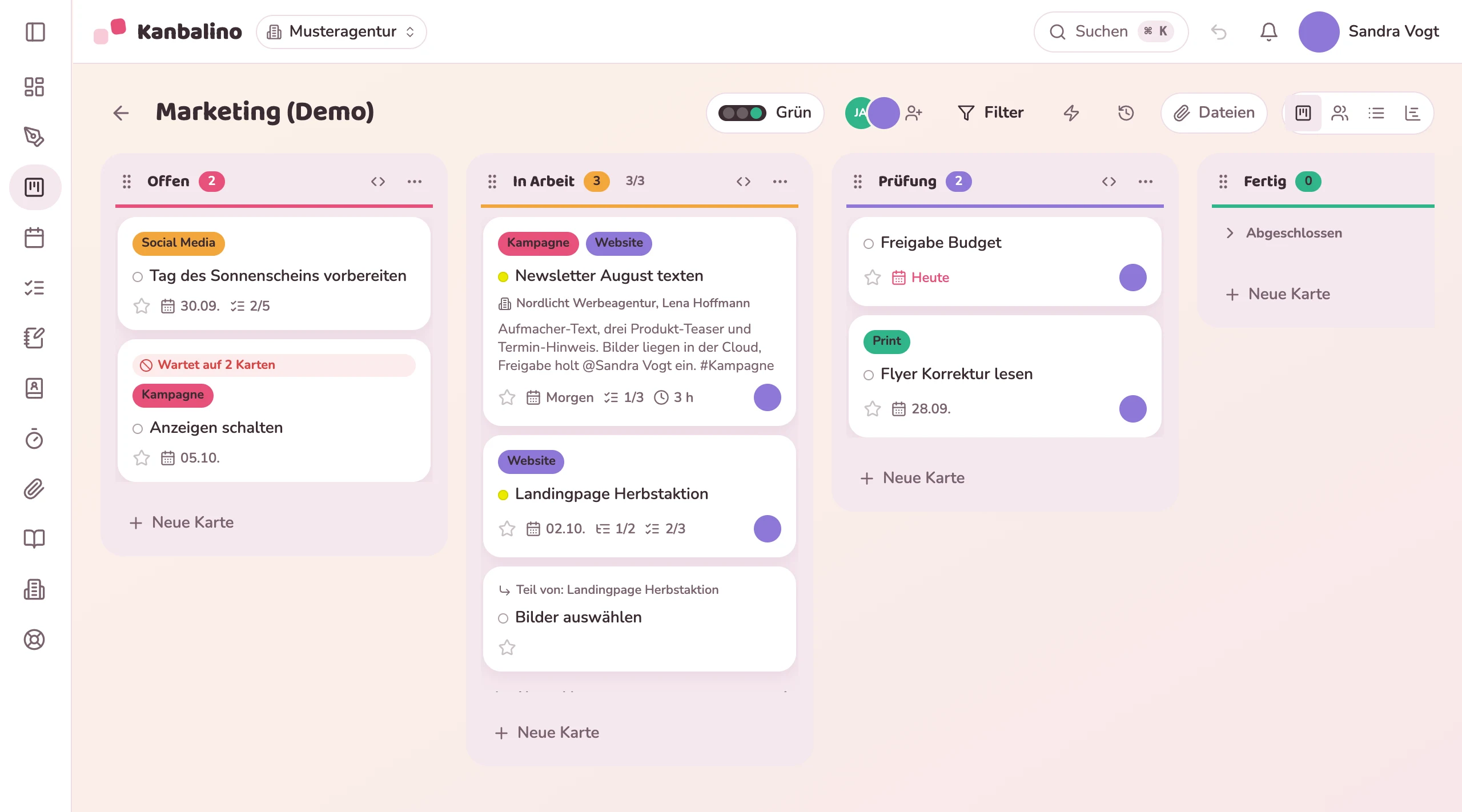 Board „Marketing (Demo)“ in der Ansicht Spalten: Karten in den Spalten Offen, In Arbeit, Prüfung und Fertig