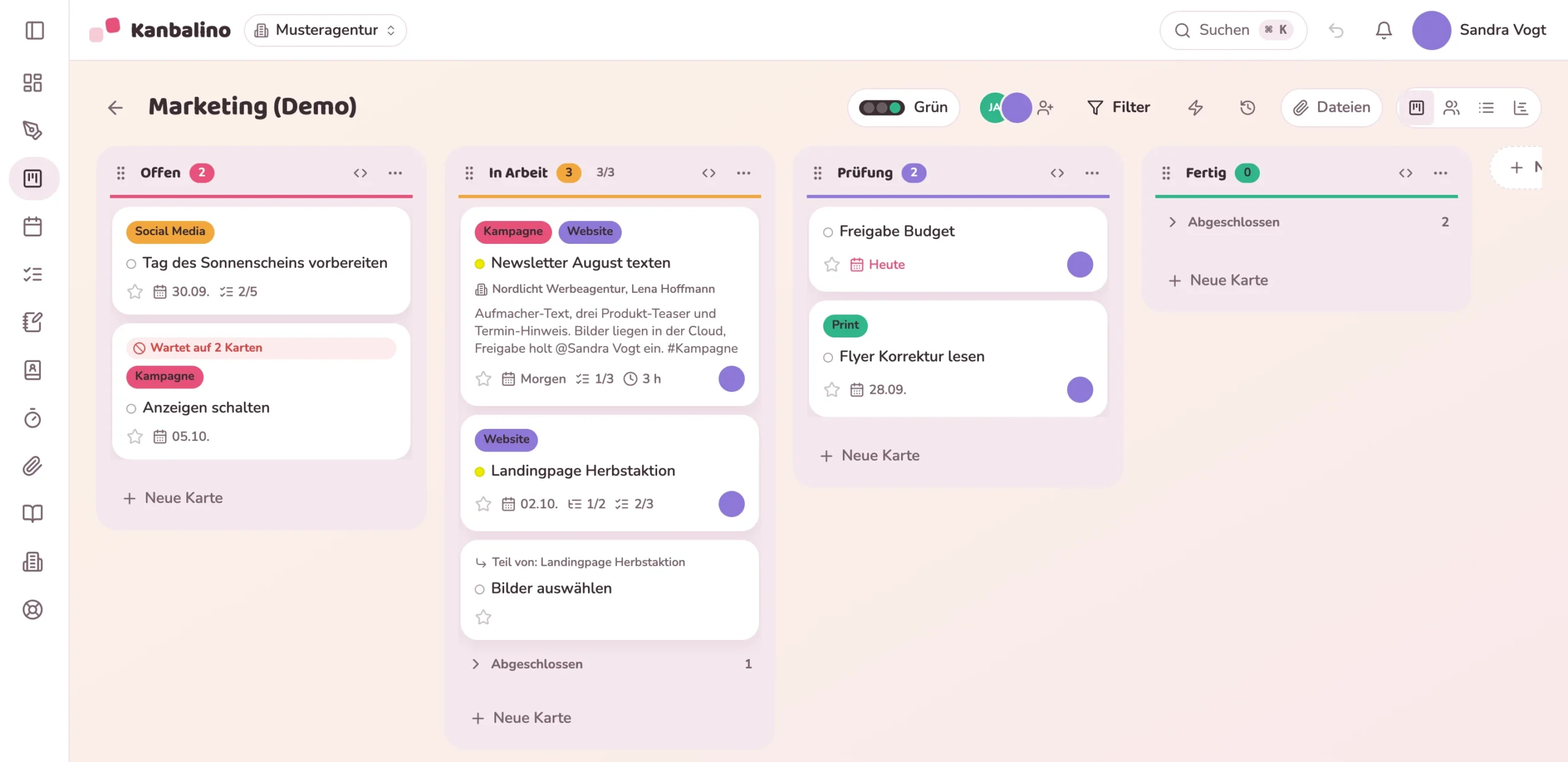 Kanban-Board mit vier Spalten, Karten mit Labels, Terminen und zugewiesenen Personen