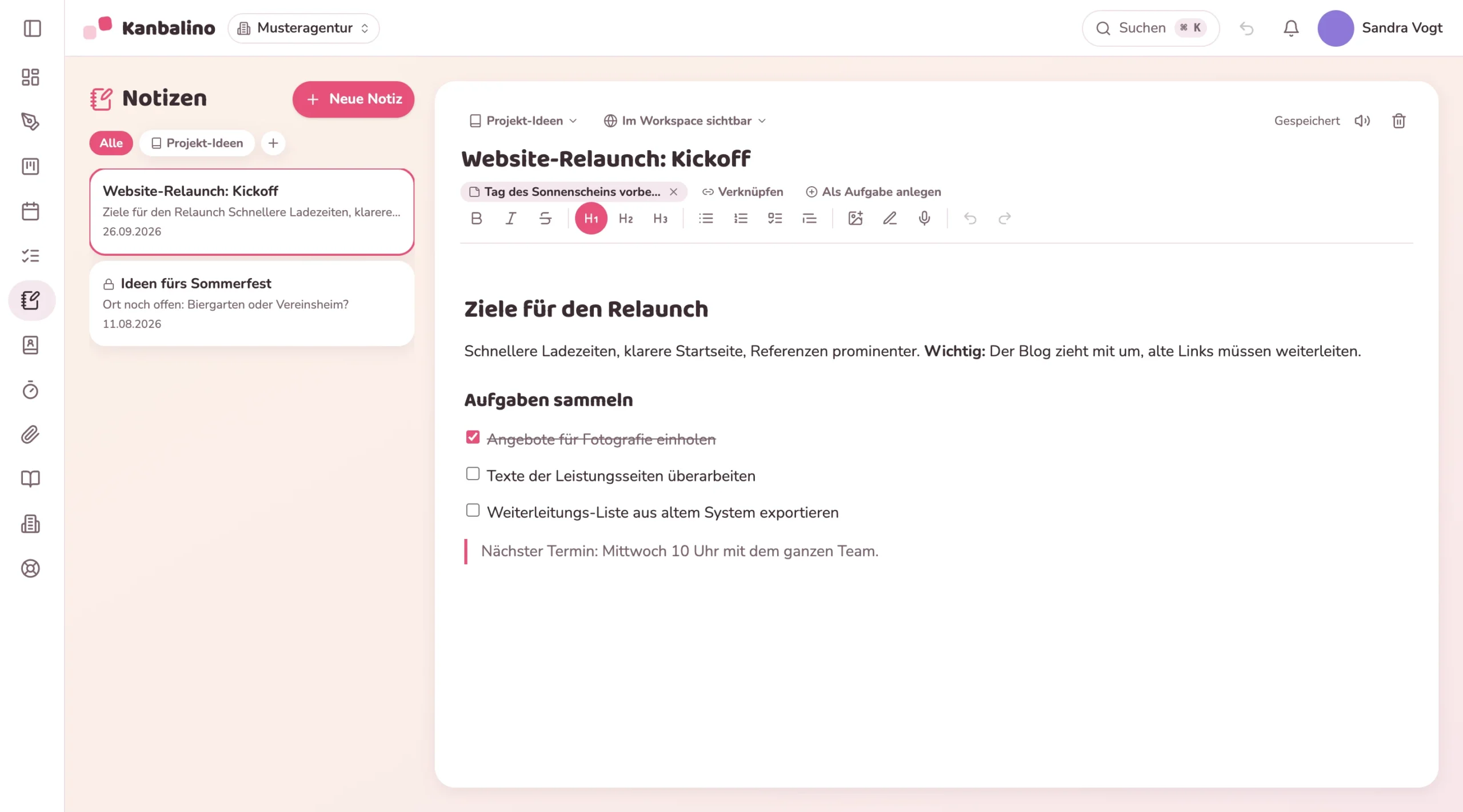 Notiz „Website-Relaunch: Kickoff" mit Aufgabenliste, verknüpft mit einer Karte
