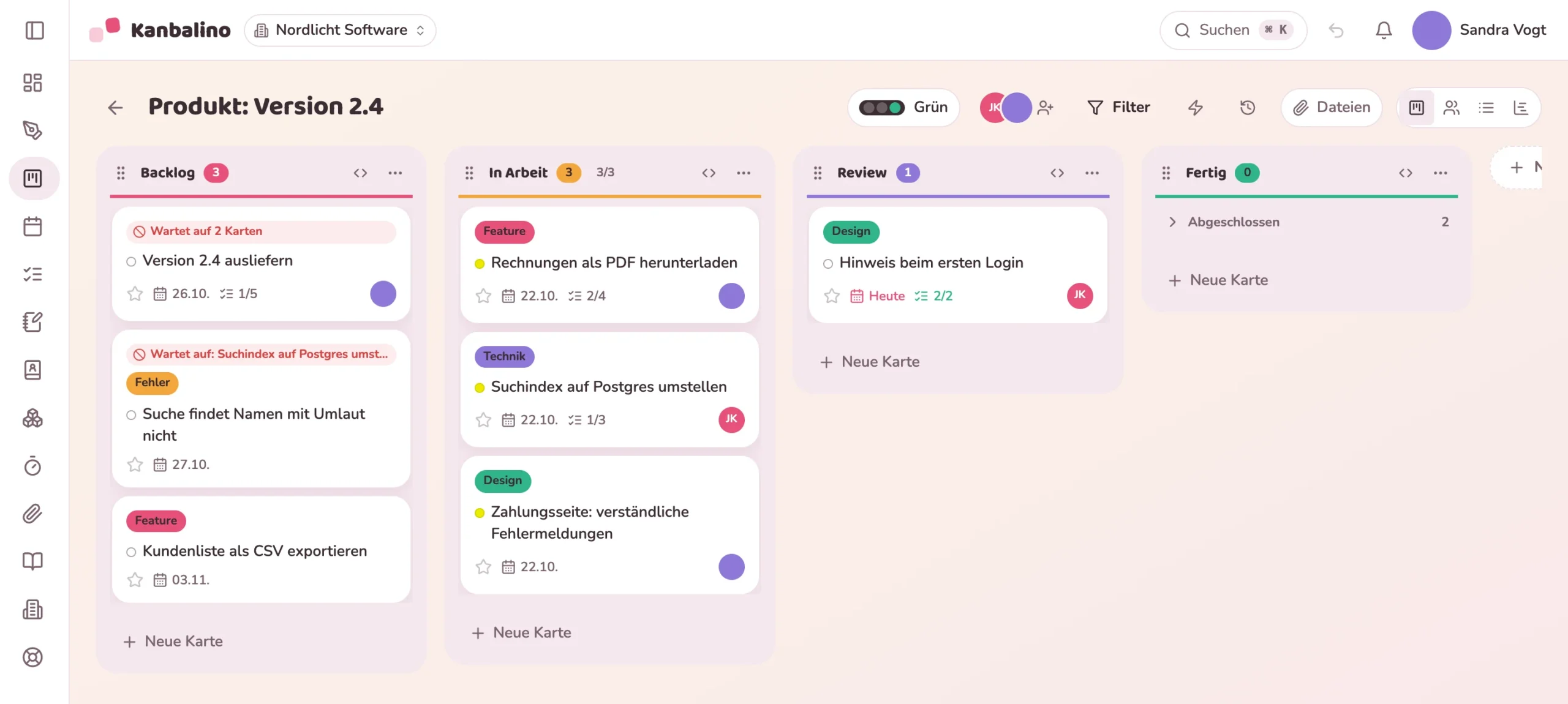 Board eines Produktteams mit Backlog, In Arbeit mit Grenze drei, Review und Fertig